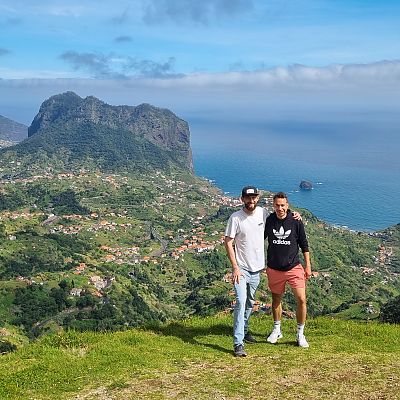 April 2022: Philipp und Jonas während ihres Workation-Trips auf Madeira. Beeindruckender Aussichtspunkt auf einem Road-Trip.