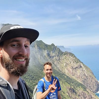 April 2022: Philipp und Jonas während ihres Workation-Trips auf Madeira. Wanderung abseits der Touristenpfade mit Hiking Guide Joao. 