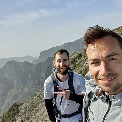 April 2022: Philipp und Jonas während ihres Workation-Trips auf Madeira. Wanderung vom Pico do Arieiro (3.-höchster Berg) zum höchsten Berg von Maderia, dem Pico Ruivo.