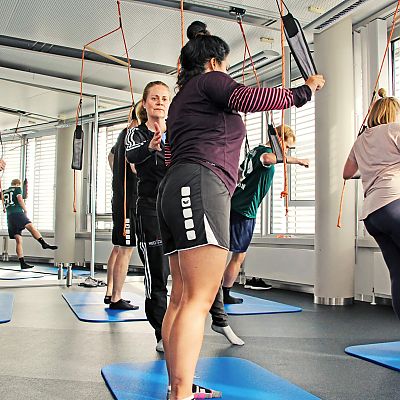 Mai 2022: Sling-Training mit Corporate-Fitness-Coach Antonia. Seit 2015 finden 3x pro Woche Sling-Kurse im exito Sportraum statt.