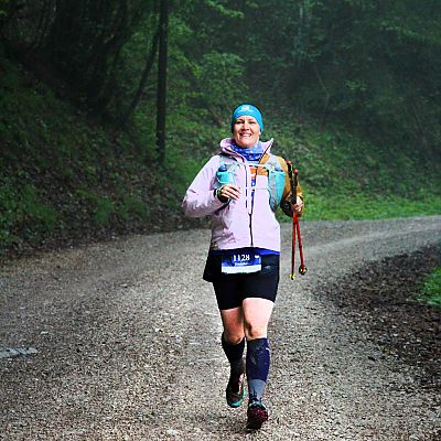 Mai 2022: Chiemgau Trail Run. Jenni "fliegt" Marquartstein entgegen.
