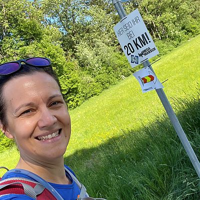 Mai 2022: Gipfelstürmerin Jenni bezwingt beim 100 km Megamarsch München-Mittenwald fast 60 km.