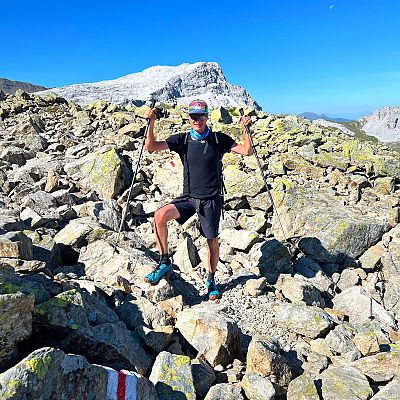 Dieses Jahr beginnt der AlpenCross für einige Gipfelstürmer bereits deutlich vor dem Etappenstart am Berghaus Vereina. Jochen startet 7 Tage früher und holt Etappe 3 (2019) und Etappe 4 (2021) nach. Bei beiden Etappen konnte unser AlpenCross-Gründer nicht mitwandern.