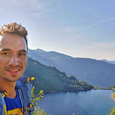 Trailrunner Jonas läuft zeitgleich die gesamte erste Etappe (2017) von Pfronten nach Oberstdorf in 2 Tagen. Er übernachtet an Tag 1 seines "Run2Hike"-Projekts auf der Landsberger Hütte.