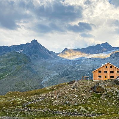 Ganz frisch renoviert und wunderschön gelegen - die Grialetschhütte (2.542 m).