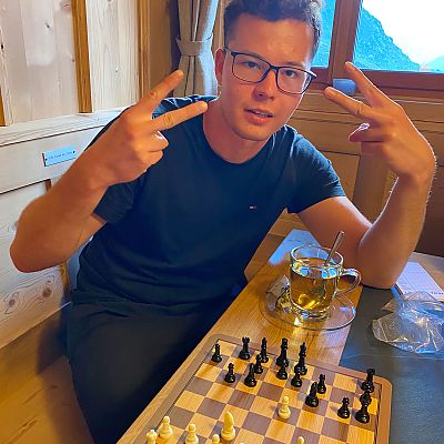 Sven geht mit Ambitionen in die Schachpartie. Der Erfolg bleibt aber aus ;-)
