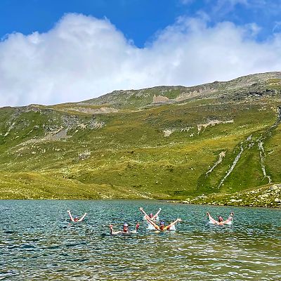 5 Badefreunde unternehmen noch einen Abstecher zu einem Bergsee am Sertigpass. Sehr lohnender Ausflug.