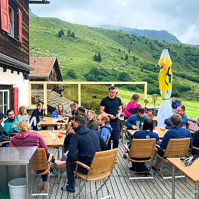 Erst einmal durchatmen, frisch machen und etwas trinken. Mit dabei Torsten von outdoortrends, der unsere Gipfelstürmer zum 4. Mal auf einer AlpenCross-Etappe besucht.