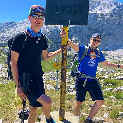 Juli 2022: Jochen und Peter holen vor der 5. exitoAlpenCross Etappe die Vorjahres-Etappe nach und überqueren bei die Tilisunahütte die Schweizer Grenze.