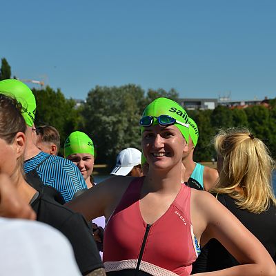 August 2022: Gipfelstürmerin Victoria beim Nürnberg Triathlon. Beim Start am Wöhrder See.
