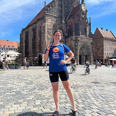 August 2022: Gipfelstürmerin Victoria beim Nürnberg Triathlon. Nach dem Zieleinlauf auf dem Nürnberger Hauptmarkt.