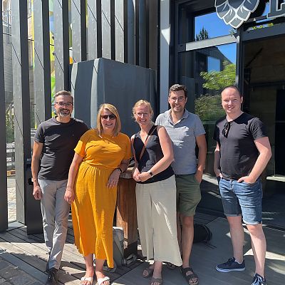 August 2022: Treffen mit Stephanie, Florian und Luc von unserem Kunden Stretta Music im Liebesbier in Bayreuth.