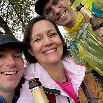 November 2022: PROST! Jenni, Martin und Thomas beim 50 km langen Megamarsch in Nürnberg.