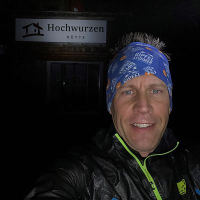 November 2022: Trailrunner Stefan nutzt das 2-tägige Kunden-Meeting in Schladming für einen morgendlichen Snowrun zur Hochwurzen Bergstation. Um 5 Uhr auf den Berg, dann hellwach ins Meeting ;-)