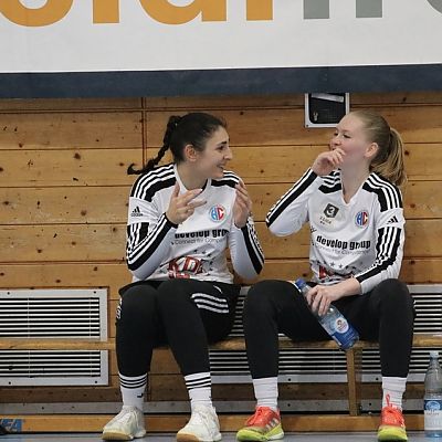 Dezember 2022: Milena und Carina hüten das Tor der HC Damen.