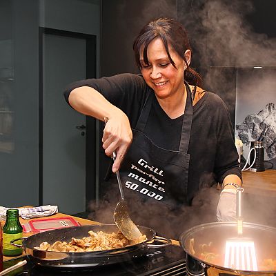 Dezember 2022: 16. Ausgabe der kulinarischen exito Weltreise „Cook your Country“. Lisa aus den USA hat unser Team mit Spezialitäten aus ihrer Heimat bekocht.
