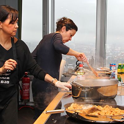 Dezember 2022: 16. Ausgabe der kulinarischen exito Weltreise „Cook your Country“. Lisa aus den USA hat unser Team mit Spezialitäten aus ihrer Heimat bekocht.