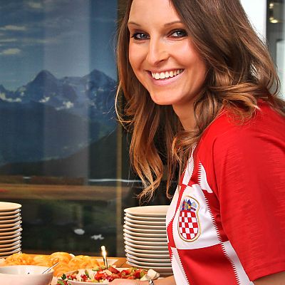 April 2023: 17. Ausgabe der kulinarischen exito Weltreise "Cook your Country". Maria (Kroatien) und Ana (Slowenien) zelebrieren die "Balkan-Edition".