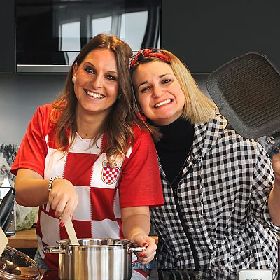 April 2023: 17. Ausgabe der kulinarischen exito Weltreise "Cook your Country". Maria (Kroatien) und Ana (Slowenien) zelebrieren die "Balkan-Edition".