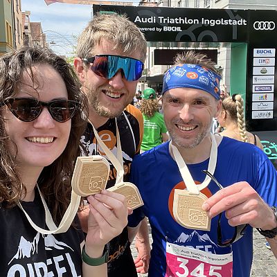 Mai 2023: Glücklich mit Medaille // Gipfelstürmer-Mixed-Staffel beim Audi Triathlon in Ingolstadt.