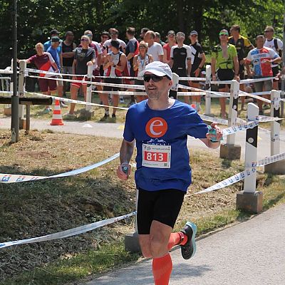 Juni 2023: Thomas absolviert die 10 km in 47:43 Minuten. Gipfelstürmer-Staffel-Trio beim Kurzdistanz-Triathlon am Rothsee.