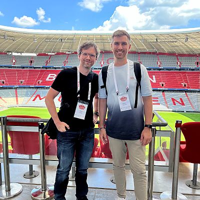 Juni 2023: Peter und Martin beim Measure Camp Munich in der Allianz Arena.