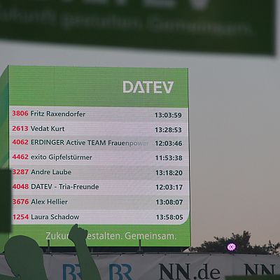Juni 2023: Unsere exito Gipfelstürmer Triathlon-Mixed-Staffel (Ana, Ruud, Thomas) geht bei der Challenge Roth auf der Langdistanz ins Rennen. 