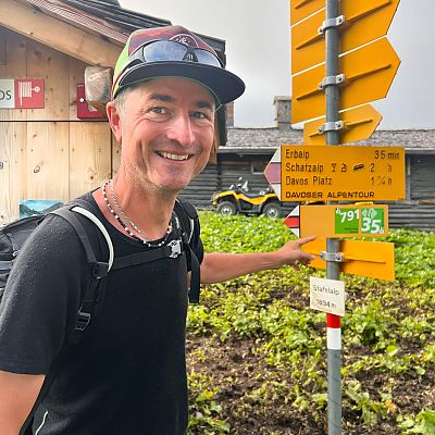 Unser Jochen steigt schon 8 Tage vor dem eigentlichen AlpenCross-Start in sein Hike2Hike Projekt ein. Er folgt 200 km und 13.000 Höhenmeter lang der Nr. 35, dem Walserweg Graubünden.