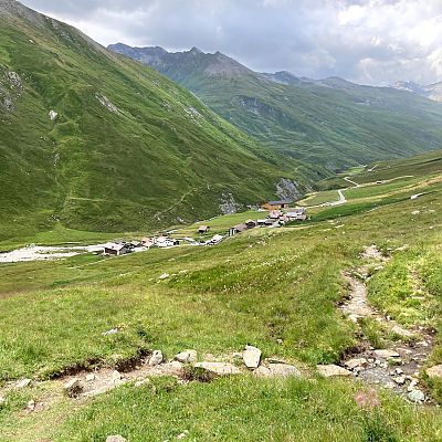 Über den Stallerberg geht es hinab nach Juf, wo der Hike2Hike endet und die 6. AlpenCross Etappe startet.