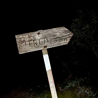 ... entdeckt die andere Gruppe das einzige Schild, das den Weg zum Passo di Sterla weist.