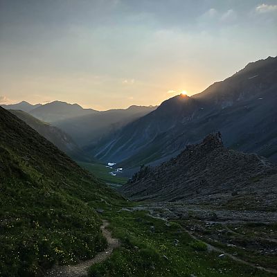 Montag, Tag 6 des Hike2Hike Abenteuers. Jochen erlebt den Sonnenaufgang auf dem Weg zur Fanezfurgga (2.580 m) auf dem Weg vom Sertigtal in Richtung Albulatal.