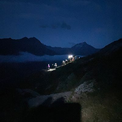 Mit einigen Wegunsicherheiten schlängeln sich die Stirnlampen immer weiter in meist weglosem Gelände bis ca. 5 Uhr in Richtung Passo di Sterla.