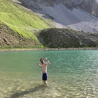 Vor lauter Freude lässt sich Steffen zu einem Bad im Lai Mort auf dem Weg vom Elapass zur Alp d´Err hinreißen.