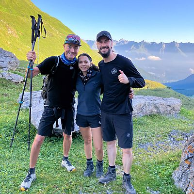 Juli 2023: 6. exitoAlpenCross Etappe. Laura, Steffen und Jochen wandern mit einem Hike2Hike-Projekt zur Wanderung.