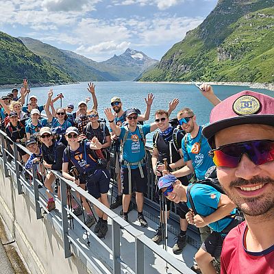 Juli 2023: 6. exitoAlpenCross Etappe. Selfie auf der Staumauer am Lago di Lei.