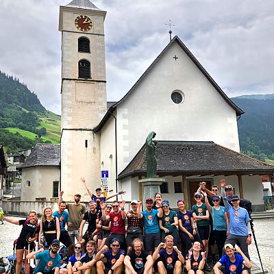 Juli 2023: 6. exito AlpenCross Etappe. Abschlussfoto auf dem Dorfplatz in Vals.