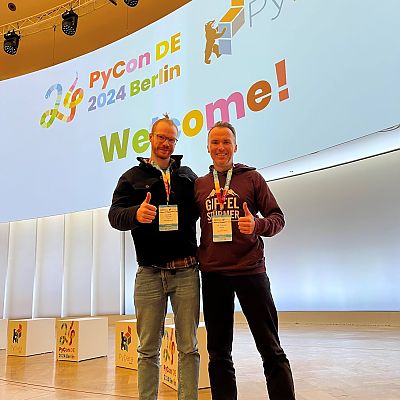 April 2024: Unsere Pythonistas Hendrik und Thomas beim 3-tägigen PyConDE & PyData Berlin 2024 Event. 