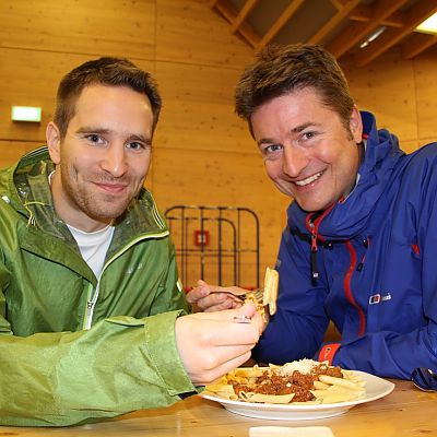 Bart und Jochen essen Stefan bei der Pasta-Party die Nudeln weg. Stefan zog es vor, nur langkettige Kohlenhydrate in Form Kartoffeln beim Carboloading zu sich zu nehmen ;-)