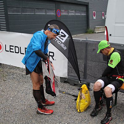 Ihn kennen wir vom Innsbruck Alpine Trailrun Festival​ 2016: Martin aus der Schweiz (links) ... Es war schön, in auch dieses Mal an der Strecke immer wieder zu treffen. Er scheidet später am Penser Joch auf Grund der Kälte aus.