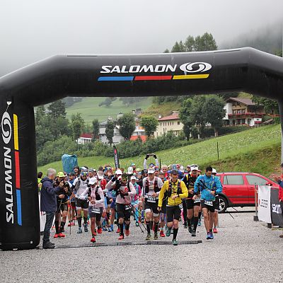 Fast zeitgleich starten in Steinach am Brenner die Trailrunner, die statt 100 Meilen lieber nur 100 km rennen.