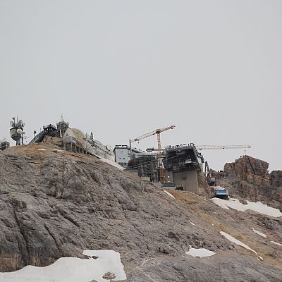 Immer im Blick: Die MEGA-Baustelle auf dem Gipfel. Die neue Eibsee-Seilbahn soll im Dezember 2017 in Betrieb genommen werden.