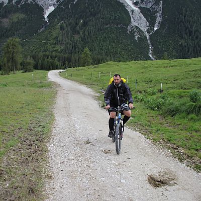 Markus kommt mit dem Bike an der Hämmermoosalm​ an. Fahrradweg gesperrt. Die Fahrt von der Ehrwalder Alm​ hatten wir uns einfacher vorgestellt ;-)