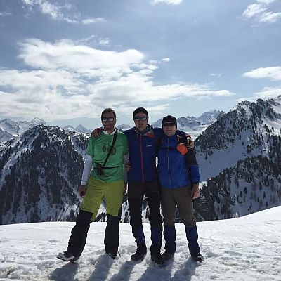 März 2015: Gipfelstürmer beim Schneeschuhwandern. Im Rahmen unserer Blue Tomato Tage in Schladming unternahmen Thomas und Jochen eine Winter-Bergtour auf Schneeschuhen von der Hochwurzenhütte zum Roßfeld (1.919m) und zum Gipfel der Guschen (1.982m). Beim Aufstieg war auch Alex (Blue Tomato) auf Tourenskiern mit von der Partie.