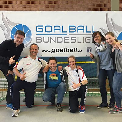April 2015: Tanja, Jenni, Bart, Lutz und Jochen engagieren sich ehrenamtlich als Tisch- und Torrichter beim 3. Spieltag der Goalball Bundesliga 2015.
