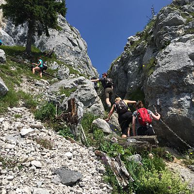 Juli 2015: #AlmRevival. Die "exito Gipfelstürmer" auf dem Dr-Julius-Mayr-Klettersteig vom Brünnsteinhaus (1.360 m) zum Brünnstein-Gipfel (1.619 m).