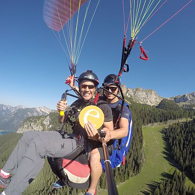 August 2015:  Flying „e“ am Achensee! Stefan beim Tandemflug mit Pascal.