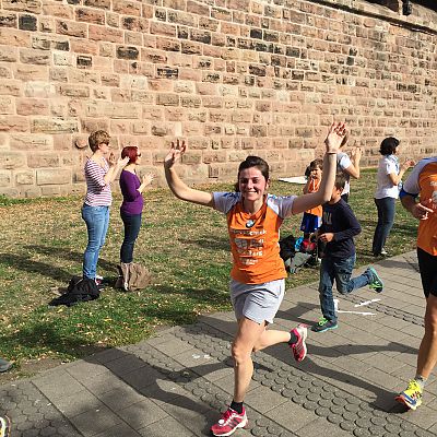 Oktober 2015: Nürnberger Stadtlauf. Claire hat bei ihrem ersten 10 KM Lauf noch Kraft für allerlei Winkbewegungen ;-)