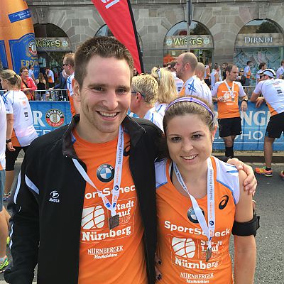 Oktober 2015: Nürnberger Stadtlauf. Geschafft! Zwei glückliche exito Halb-Marathonis Ana und Bart nach dem Zieleinlauf.