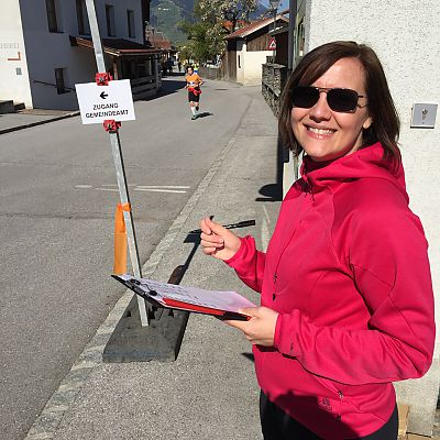 Jenni wird spontan vom Helferteam eingespannt und notiert die Nummern der Läufer an V3 in Birgitz.