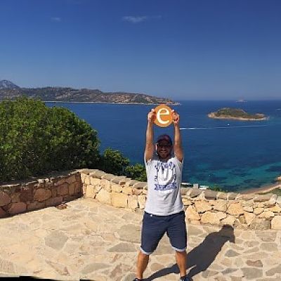 Juli 2016, Sardinien (Italien): Am Capo Coda Cavallo mit Blick auf die Inseln Tavalora und Molara hat sich Michael besonders kreativ ins Zeug gelegt. Wie er es wohl geschafft hat, gleich 4x auf einem "e"-Foto zu erscheinen?